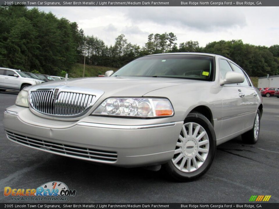 2005 Lincoln Town Car Signature Silver Birch Metallic / Light Parchment/Medium Dark Parchment Photo #1