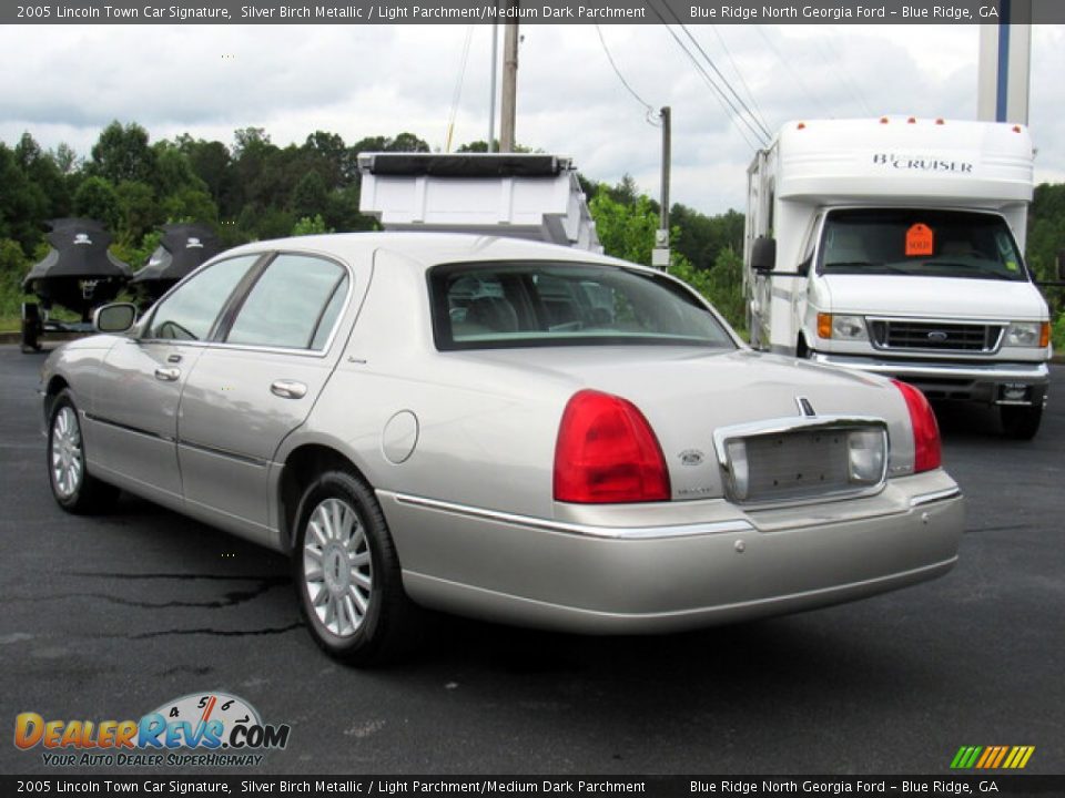 2005 Lincoln Town Car Signature Silver Birch Metallic / Light Parchment/Medium Dark Parchment Photo #3