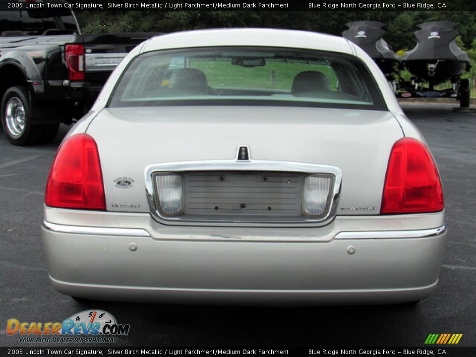 2005 Lincoln Town Car Signature Silver Birch Metallic / Light Parchment/Medium Dark Parchment Photo #4