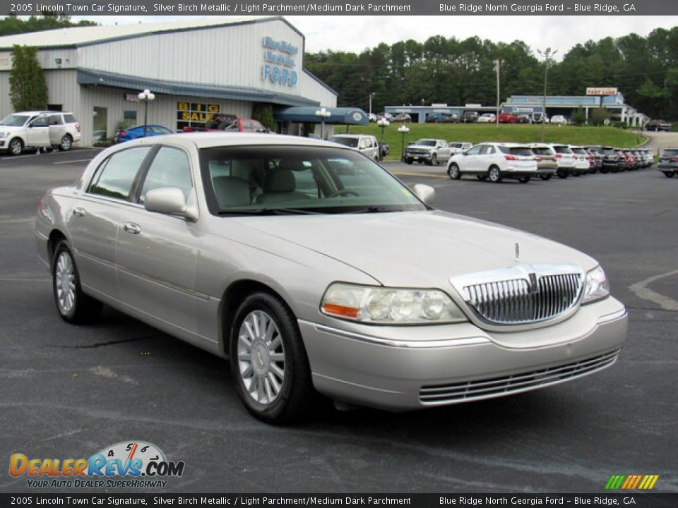 2005 Lincoln Town Car Signature Silver Birch Metallic / Light Parchment/Medium Dark Parchment Photo #7