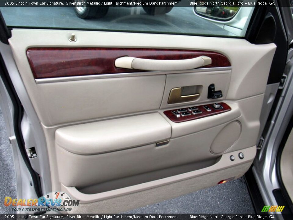 2005 Lincoln Town Car Signature Silver Birch Metallic / Light Parchment/Medium Dark Parchment Photo #10