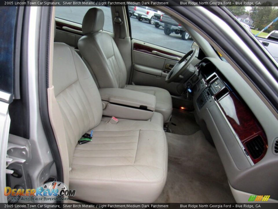 2005 Lincoln Town Car Signature Silver Birch Metallic / Light Parchment/Medium Dark Parchment Photo #12