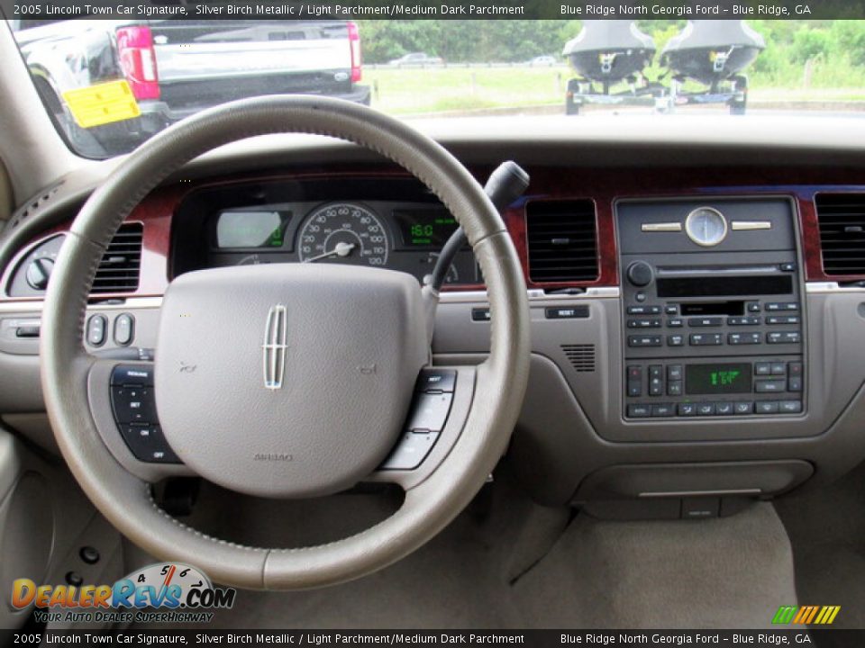 2005 Lincoln Town Car Signature Silver Birch Metallic / Light Parchment/Medium Dark Parchment Photo #15