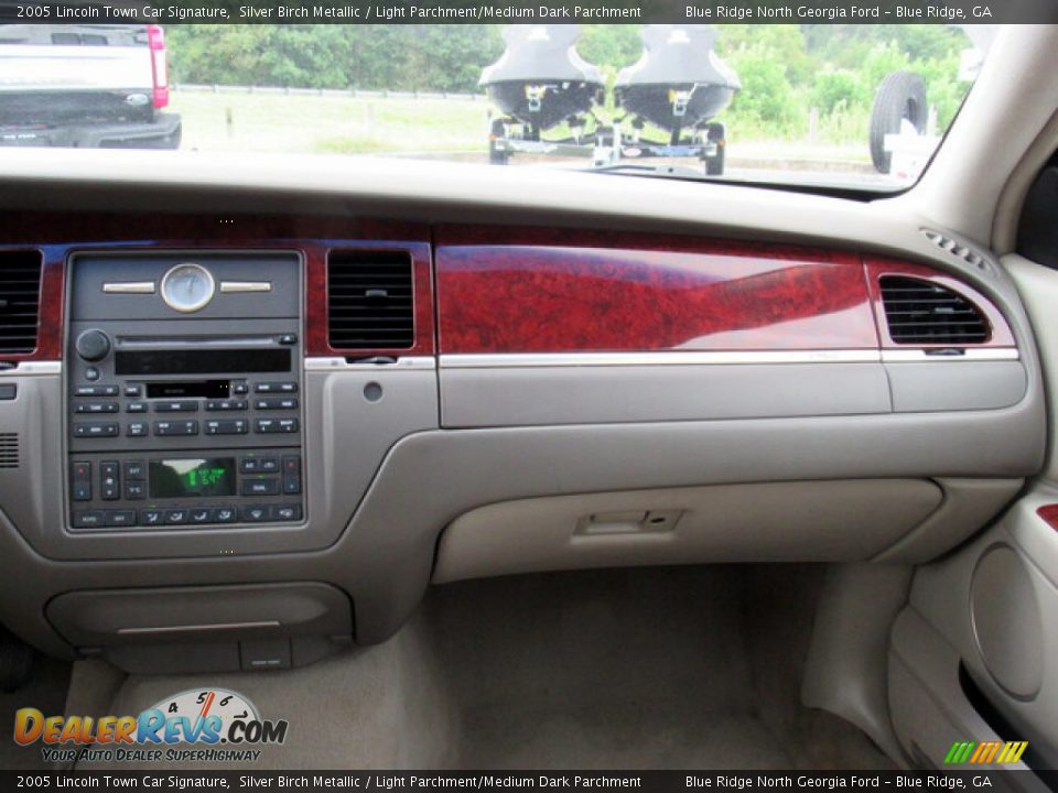 2005 Lincoln Town Car Signature Silver Birch Metallic / Light Parchment/Medium Dark Parchment Photo #16