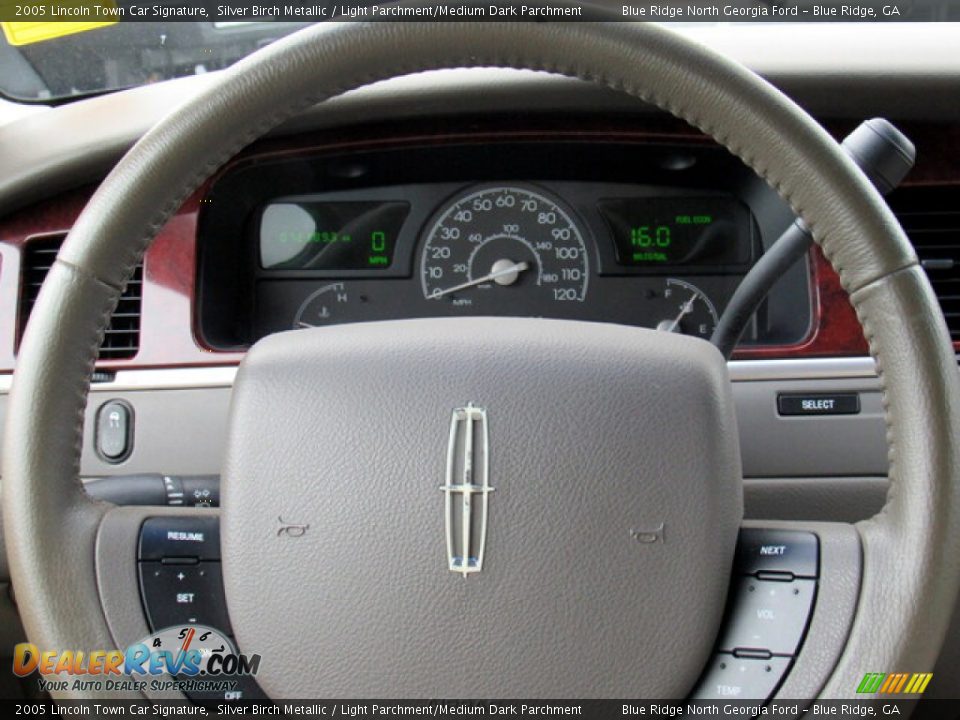 2005 Lincoln Town Car Signature Silver Birch Metallic / Light Parchment/Medium Dark Parchment Photo #17