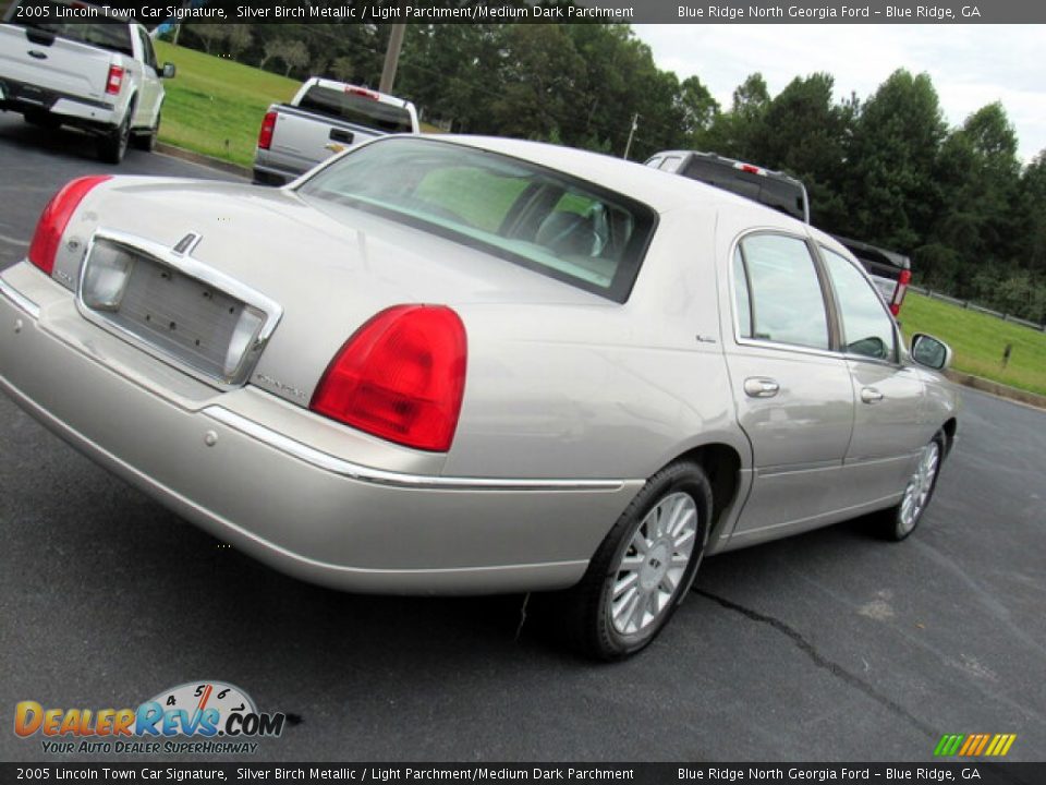 2005 Lincoln Town Car Signature Silver Birch Metallic / Light Parchment/Medium Dark Parchment Photo #22