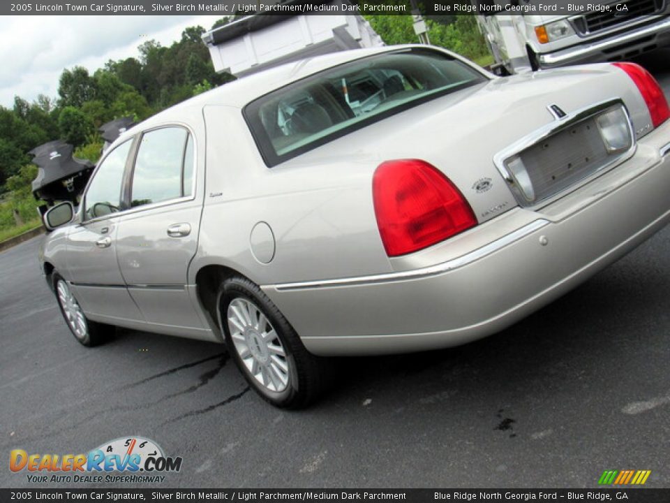 2005 Lincoln Town Car Signature Silver Birch Metallic / Light Parchment/Medium Dark Parchment Photo #23