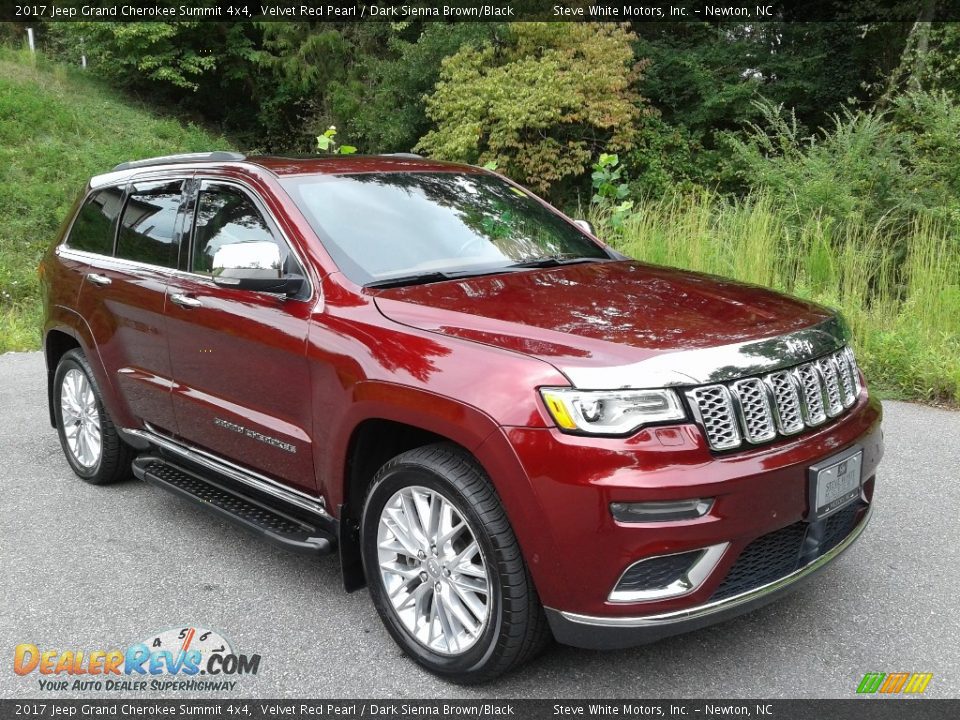 Front 3/4 View of 2017 Jeep Grand Cherokee Summit 4x4 Photo #4