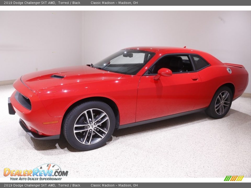 Front 3/4 View of 2019 Dodge Challenger SXT AWD Photo #3