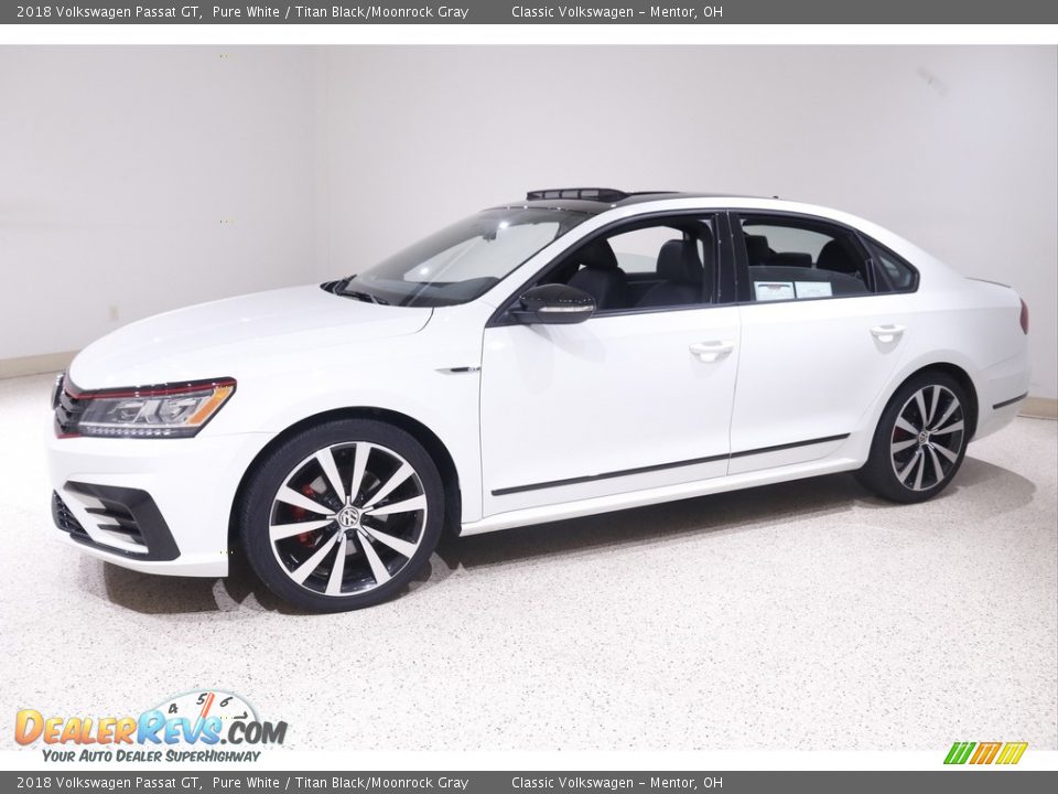Front 3/4 View of 2018 Volkswagen Passat GT Photo #3