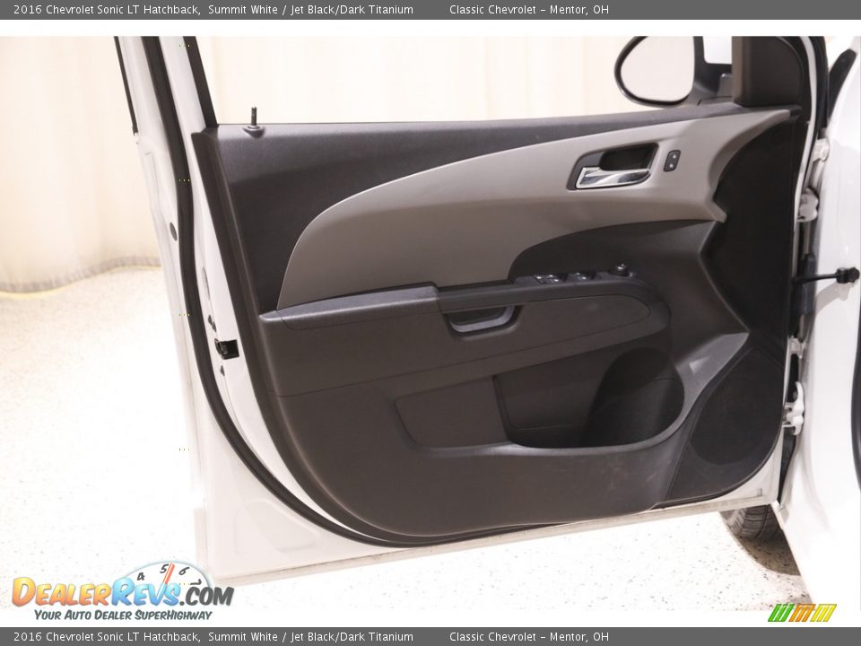 Door Panel of 2016 Chevrolet Sonic LT Hatchback Photo #4