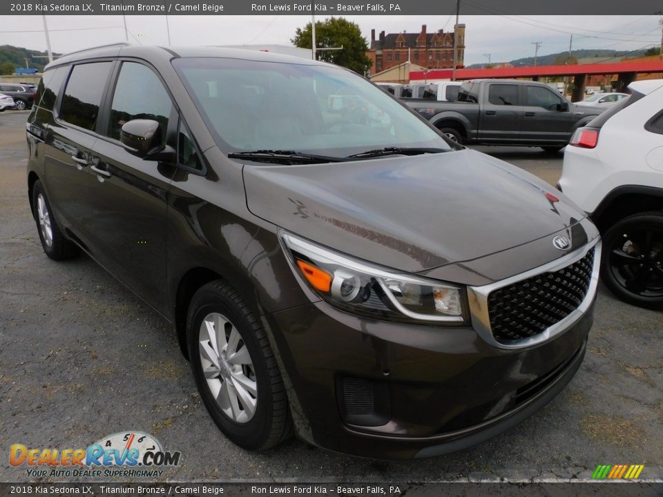 Front 3/4 View of 2018 Kia Sedona LX Photo #8