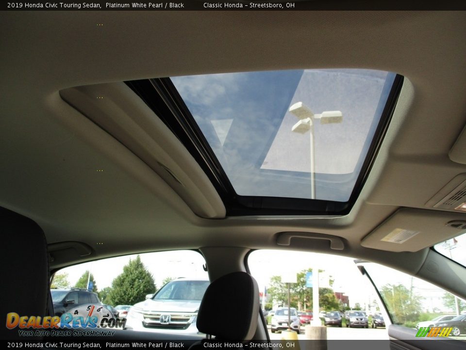 2019 Honda Civic Touring Sedan Platinum White Pearl / Black Photo #17