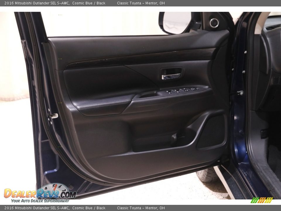 Door Panel of 2016 Mitsubishi Outlander SEL S-AWC Photo #4