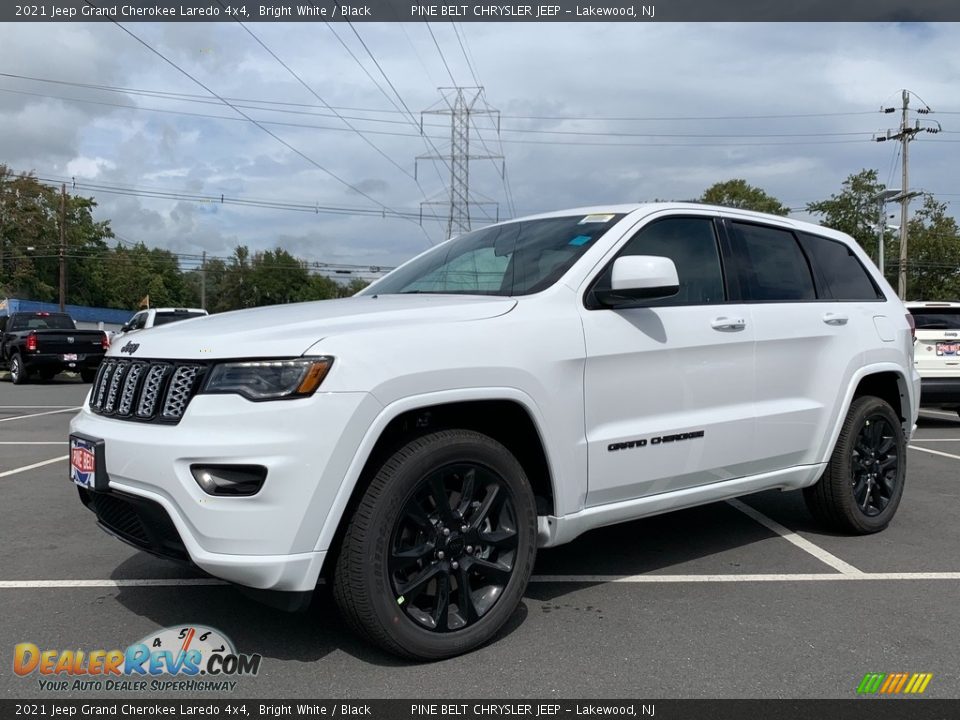 Front 3/4 View of 2021 Jeep Grand Cherokee Laredo 4x4 Photo #1