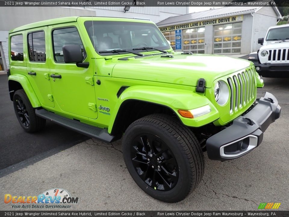 Front 3/4 View of 2021 Jeep Wrangler Unlimited Sahara 4xe Hybrid Photo #8