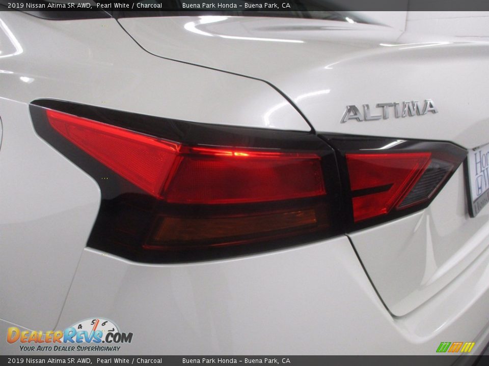 2019 Nissan Altima SR AWD Pearl White / Charcoal Photo #11