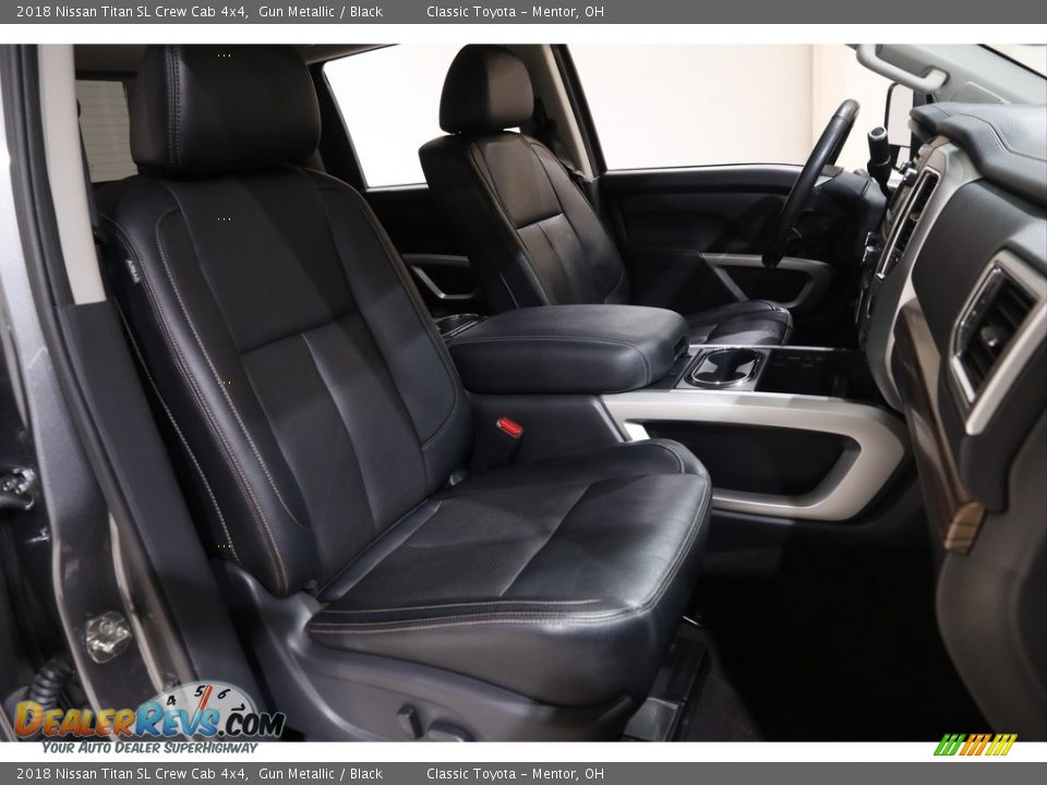 2018 Nissan Titan SL Crew Cab 4x4 Gun Metallic / Black Photo #17