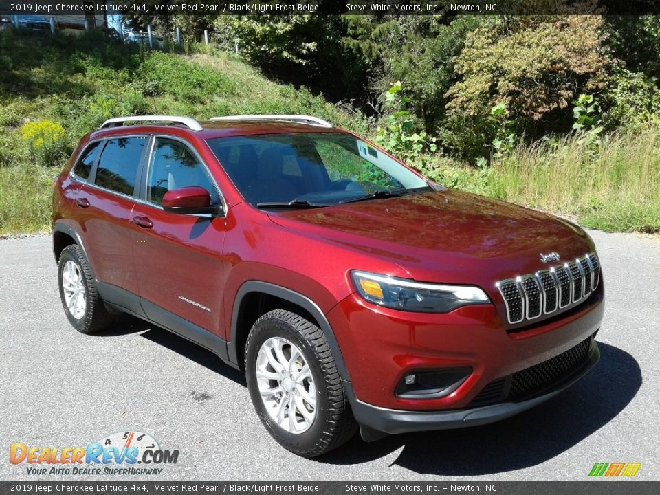 2019 Jeep Cherokee Latitude 4x4 Velvet Red Pearl / Black/Light Frost Beige Photo #4