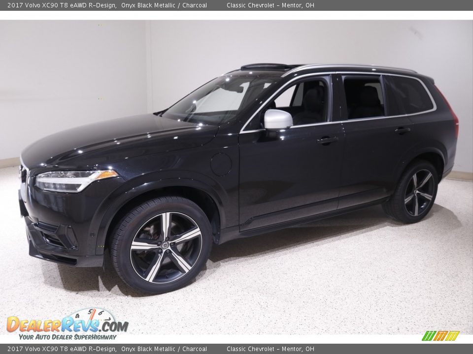 Front 3/4 View of 2017 Volvo XC90 T8 eAWD R-Design Photo #3