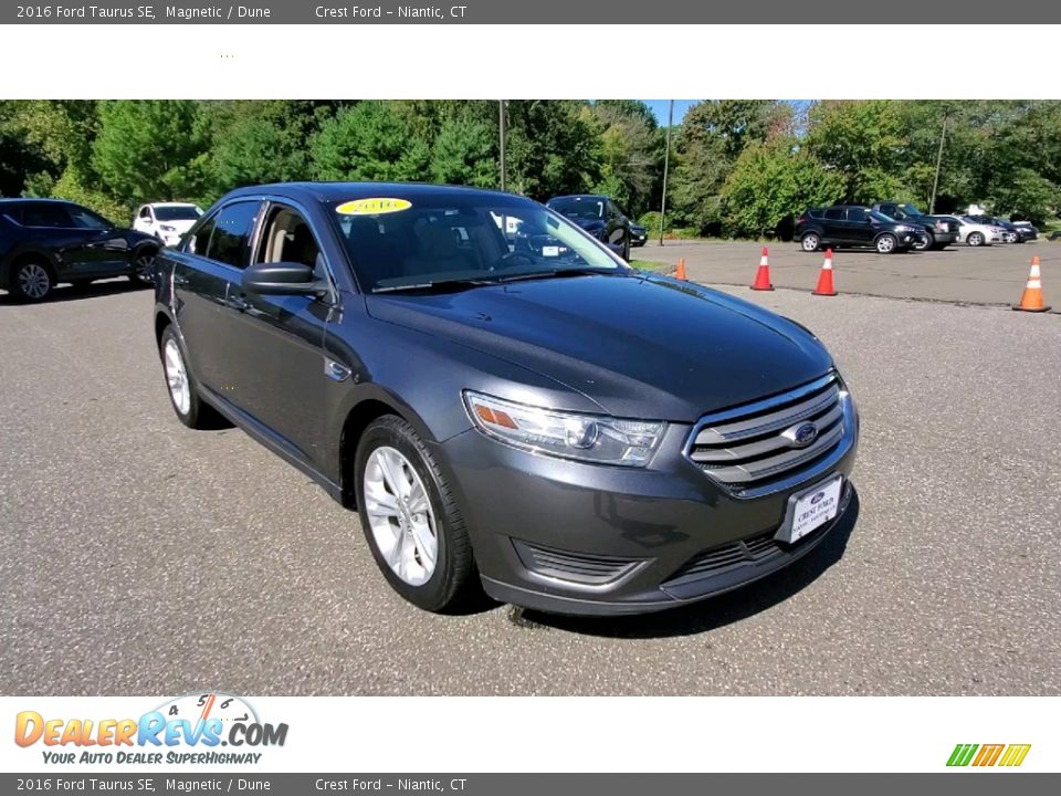 Front 3/4 View of 2016 Ford Taurus SE Photo #1