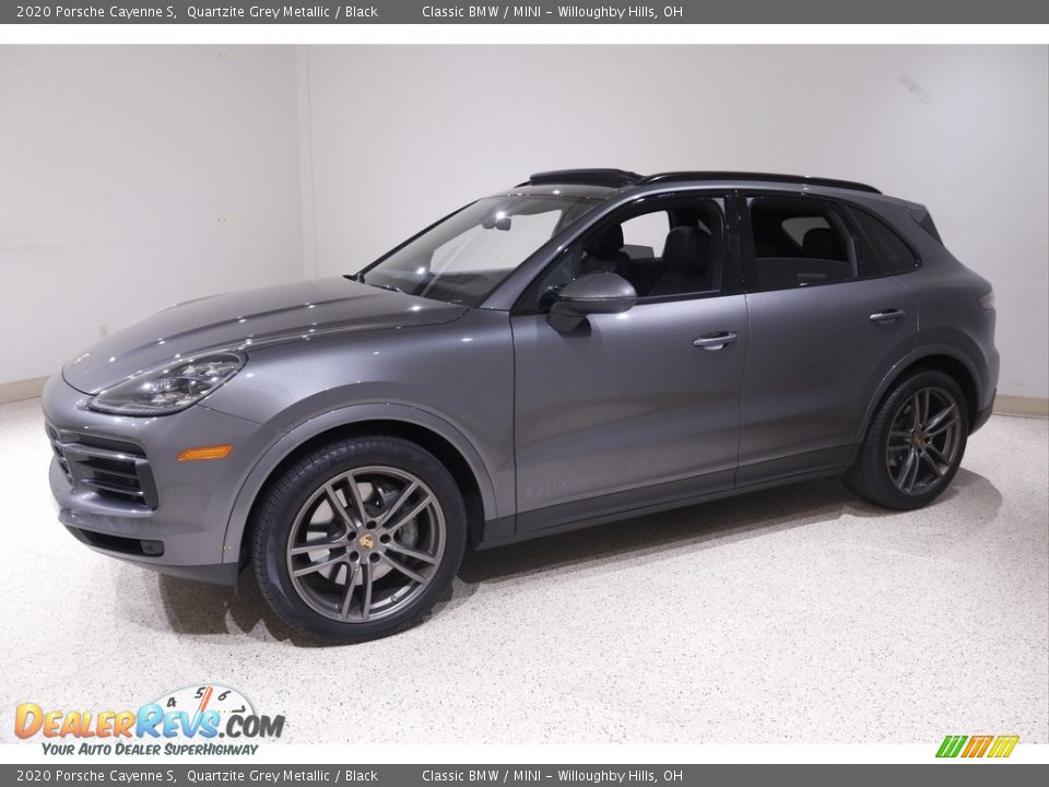 Front 3/4 View of 2020 Porsche Cayenne S Photo #3