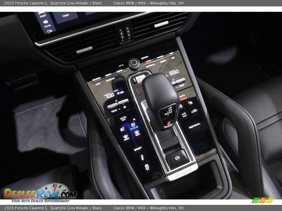 Controls of 2020 Porsche Cayenne S Photo #17