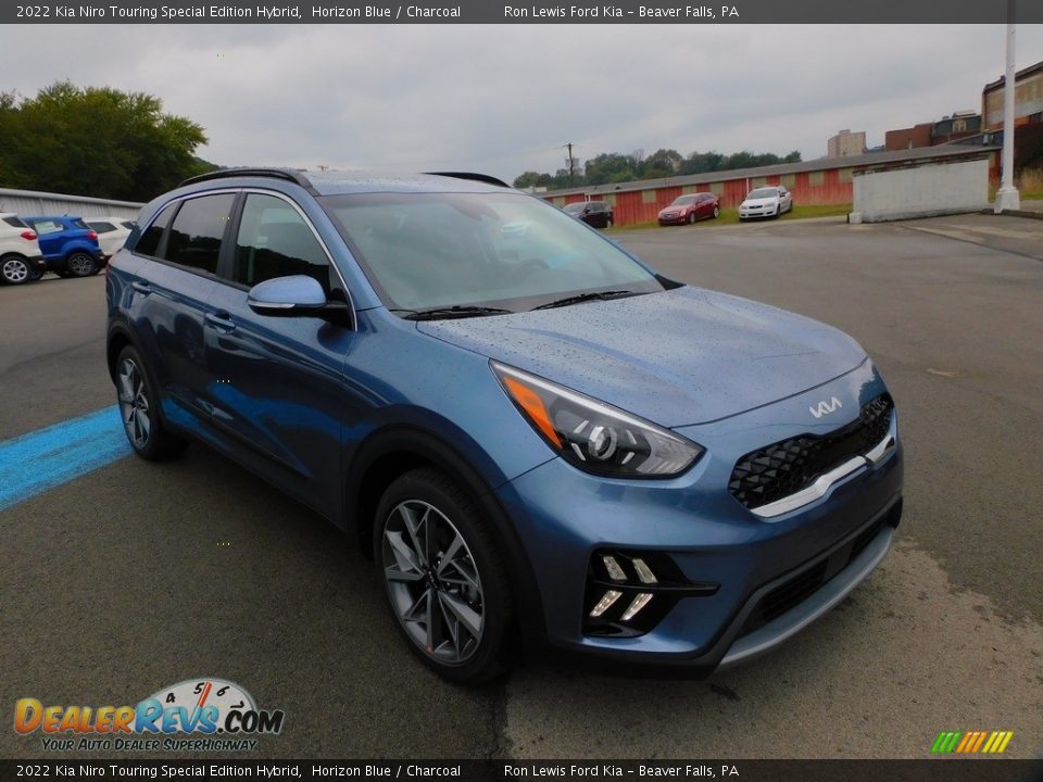 Front 3/4 View of 2022 Kia Niro Touring Special Edition Hybrid Photo #9