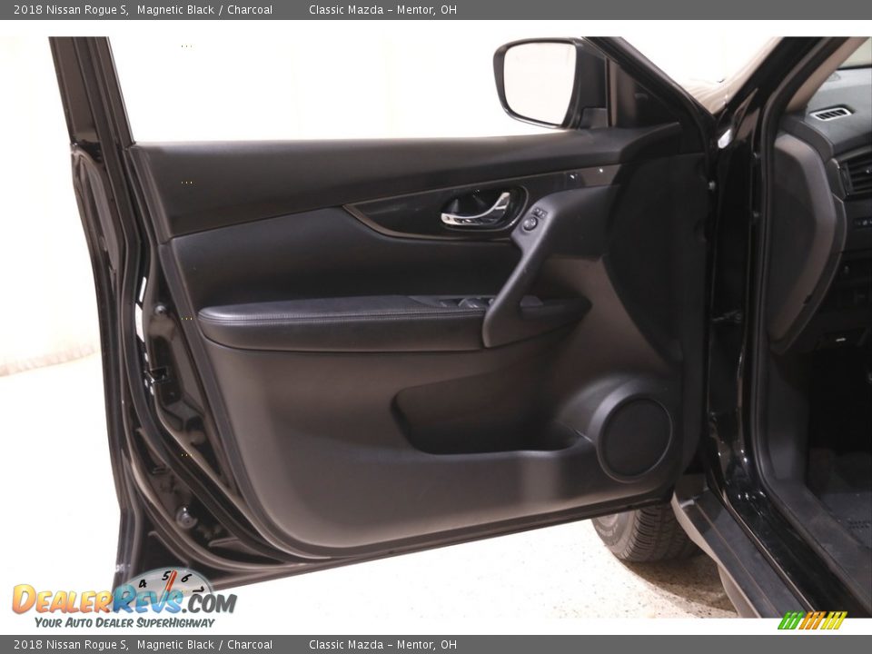 2018 Nissan Rogue S Magnetic Black / Charcoal Photo #4