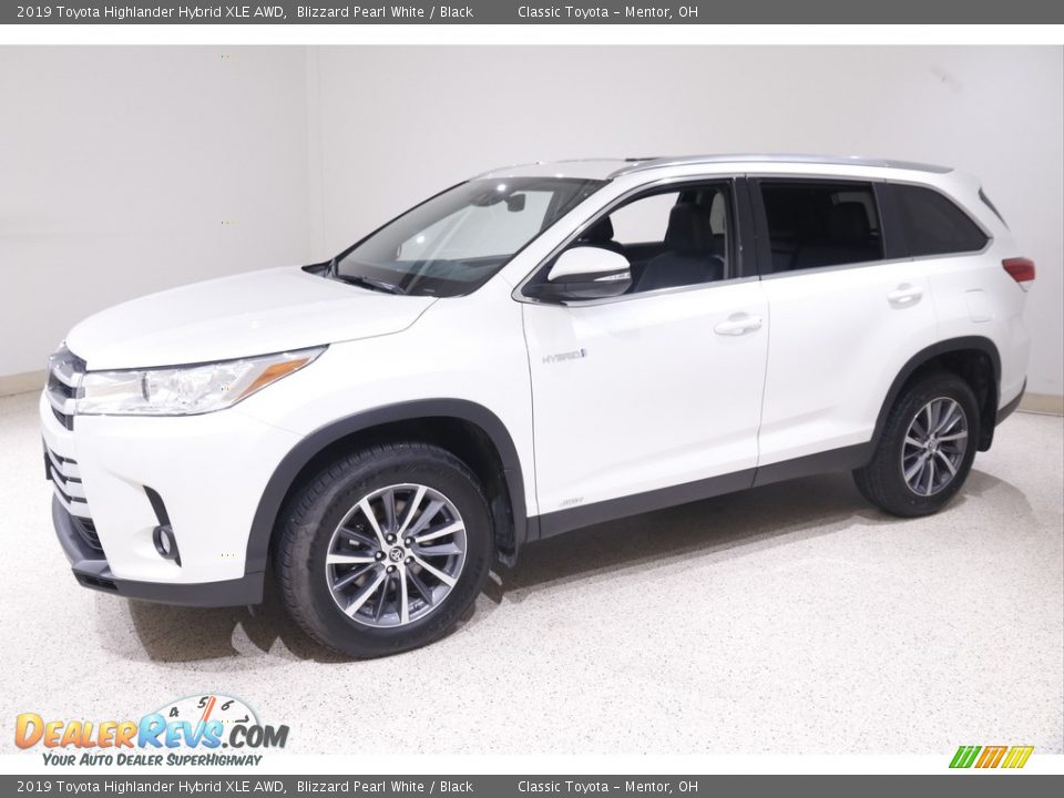 Front 3/4 View of 2019 Toyota Highlander Hybrid XLE AWD Photo #3