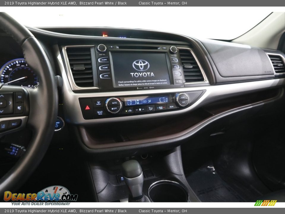 Controls of 2019 Toyota Highlander Hybrid XLE AWD Photo #9