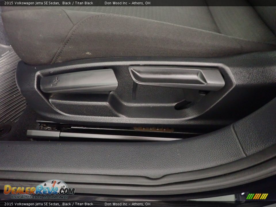 Front Seat of 2015 Volkswagen Jetta SE Sedan Photo #23