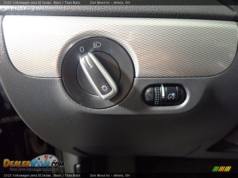 Controls of 2015 Volkswagen Jetta SE Sedan Photo #31