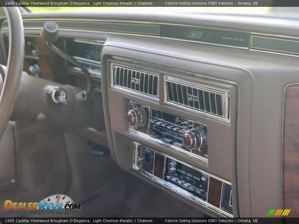 Controls of 1986 Cadillac Fleetwood Brougham D'Elegance Photo #16
