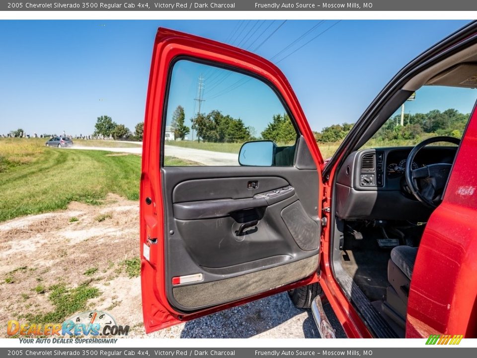 2005 Chevrolet Silverado 3500 Regular Cab 4x4 Victory Red / Dark Charcoal Photo #21