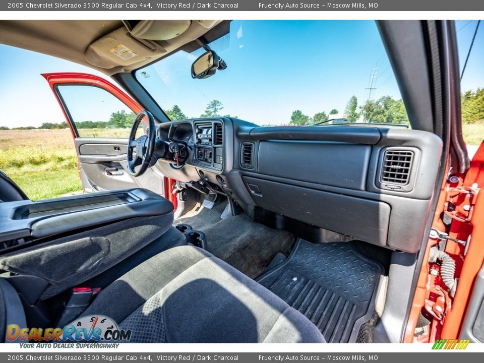 Dashboard of 2005 Chevrolet Silverado 3500 Regular Cab 4x4 Photo #24