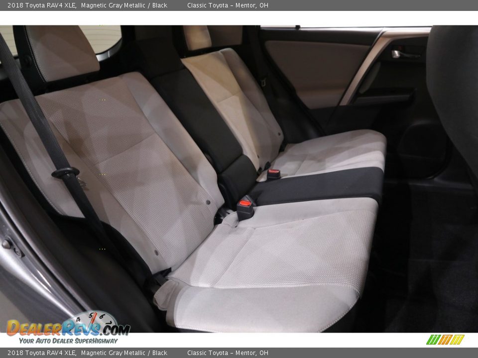 2018 Toyota RAV4 XLE Magnetic Gray Metallic / Black Photo #14
