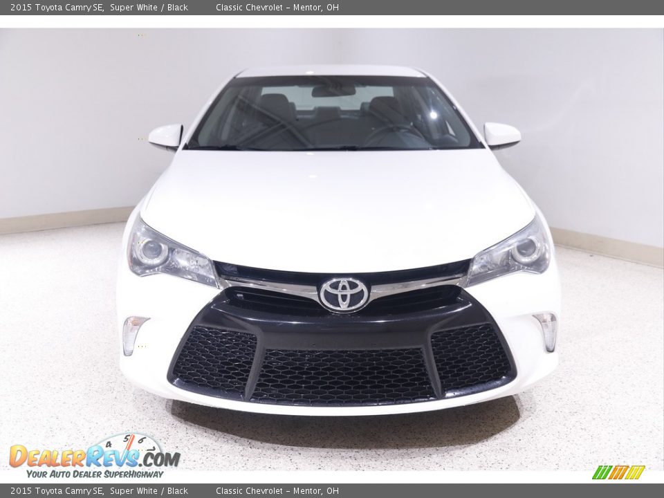 2015 Toyota Camry SE Super White / Black Photo #2