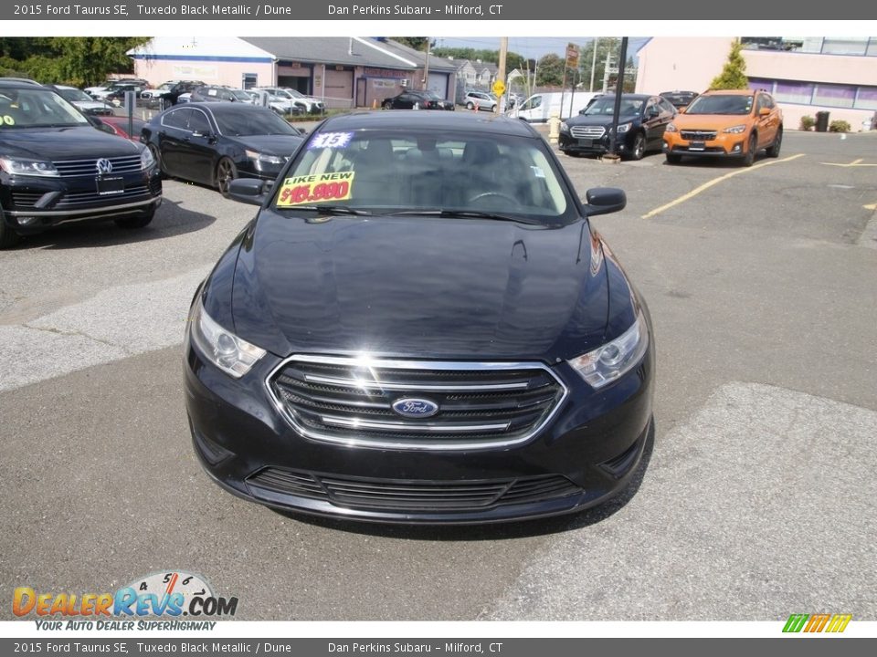2015 Ford Taurus SE Tuxedo Black Metallic / Dune Photo #2