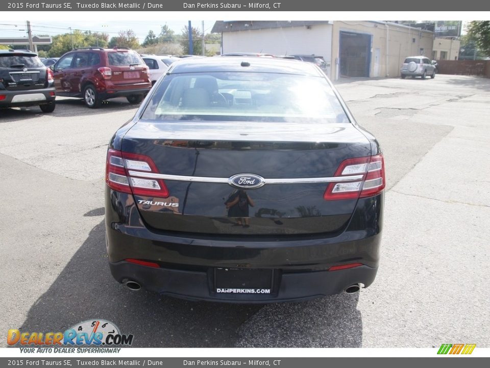 2015 Ford Taurus SE Tuxedo Black Metallic / Dune Photo #6