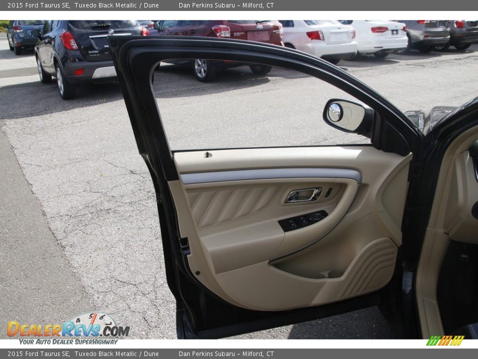 2015 Ford Taurus SE Tuxedo Black Metallic / Dune Photo #9