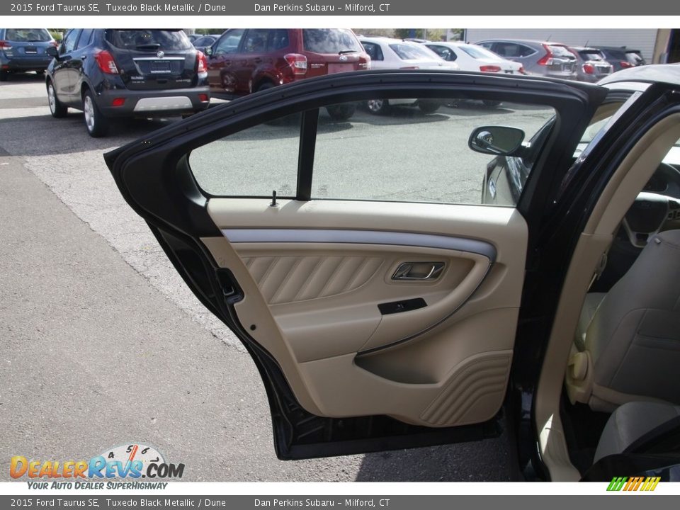 2015 Ford Taurus SE Tuxedo Black Metallic / Dune Photo #11