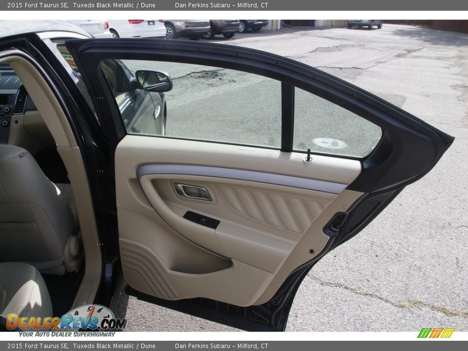 2015 Ford Taurus SE Tuxedo Black Metallic / Dune Photo #14