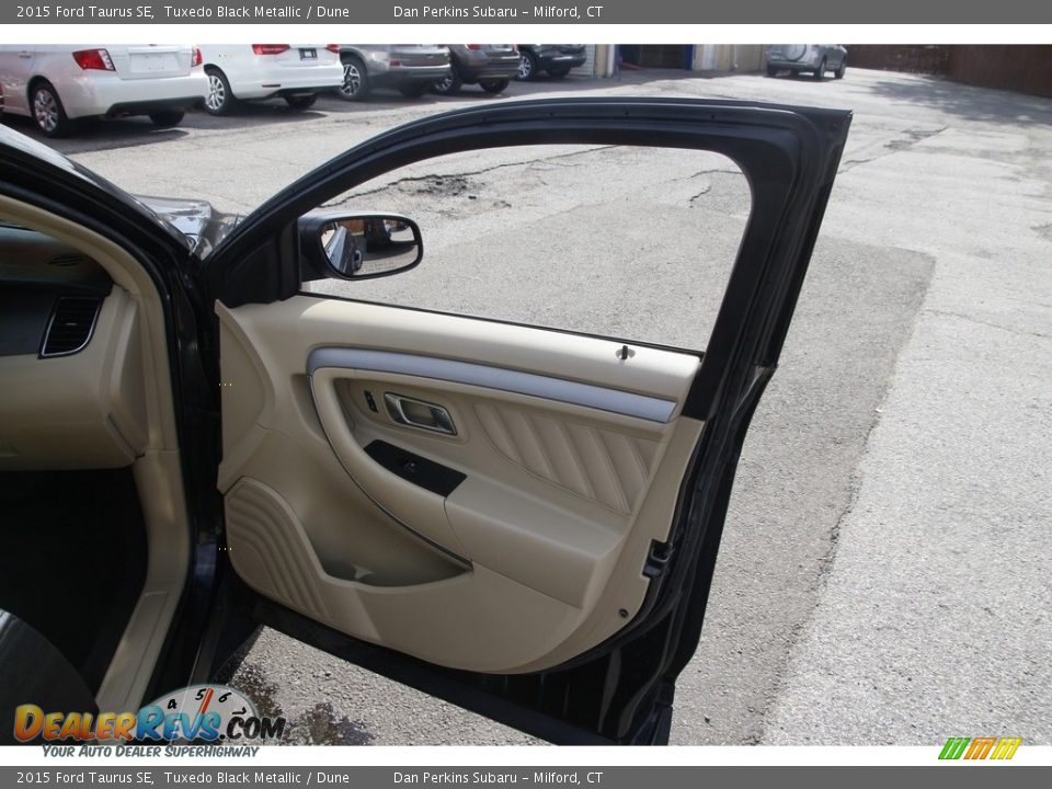 2015 Ford Taurus SE Tuxedo Black Metallic / Dune Photo #16