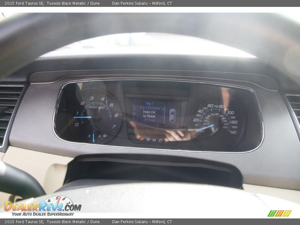 2015 Ford Taurus SE Tuxedo Black Metallic / Dune Photo #17