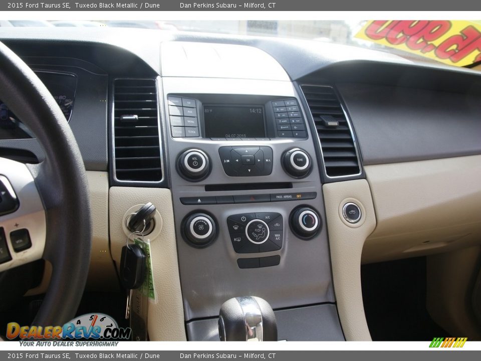 2015 Ford Taurus SE Tuxedo Black Metallic / Dune Photo #18