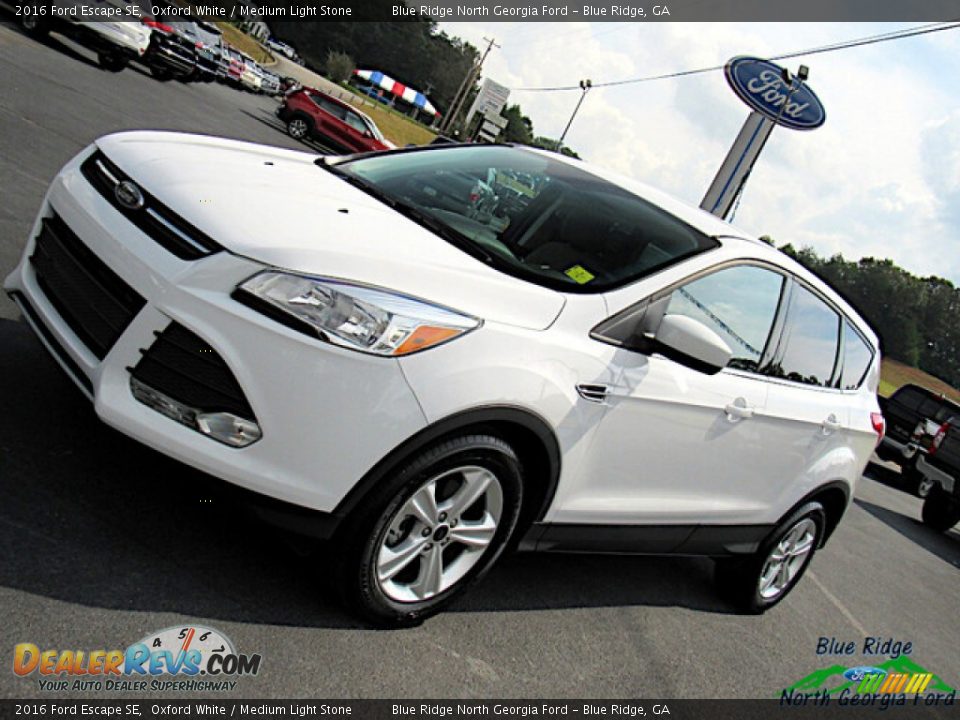 2016 Ford Escape SE Oxford White / Medium Light Stone Photo #24