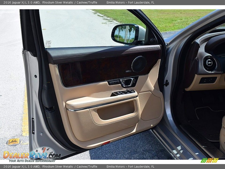 Door Panel of 2016 Jaguar XJ L 3.0 AWD Photo #17
