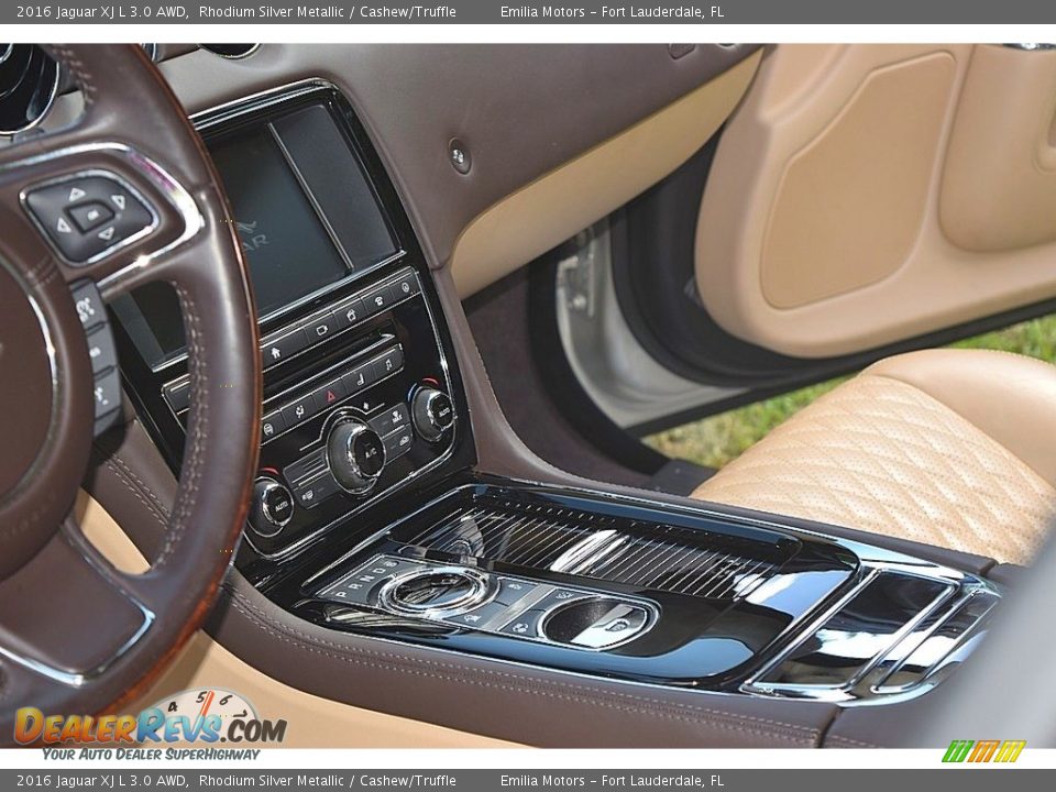 Controls of 2016 Jaguar XJ L 3.0 AWD Photo #24