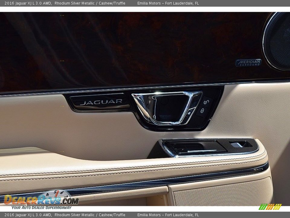 Door Panel of 2016 Jaguar XJ L 3.0 AWD Photo #31